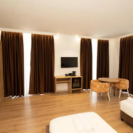 Hotel Monaco & Garden Golem (Tirana)
